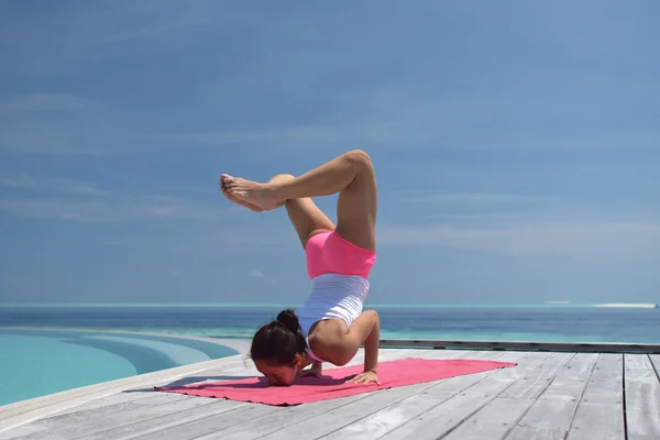 Asiatique chinois femme pratiquant le yoga par la mer — Photo