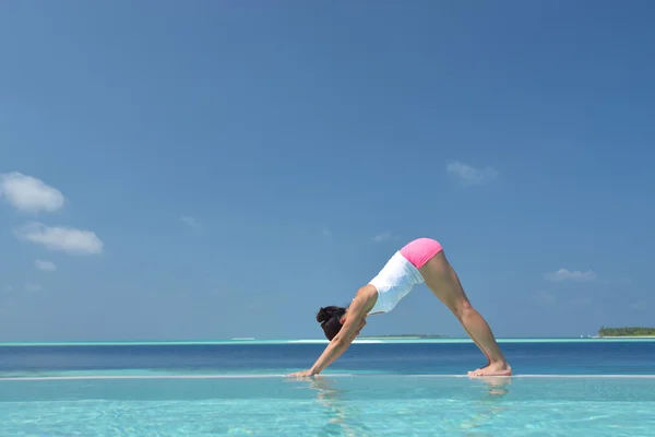 Denizin kenarında Yoga pratik Asyalı Çinli kadın — Stok fotoğraf