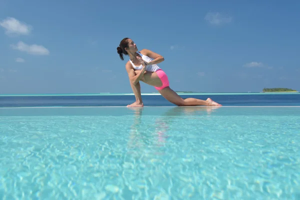 Mujer china asiática practicando yoga junto al mar — Foto de Stock