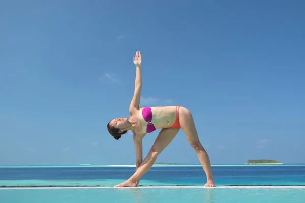 Asiatica donna cinese praticare yoga al mare — Foto Stock