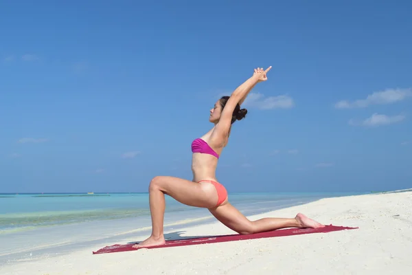 Asiatisk kinesisk kvinna utövar yoga vid havet — Stockfoto
