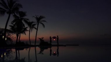 Gökyüzü fener batan güneşin bırakmadan çift silüeti