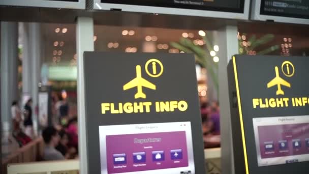 Interno dell'Aeroporto di Singapore Changi con segnaletica — Video Stock