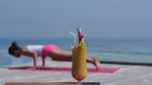 Asiática china practicando yoga junto a la piscina en Maldivas — Vídeos de Stock
