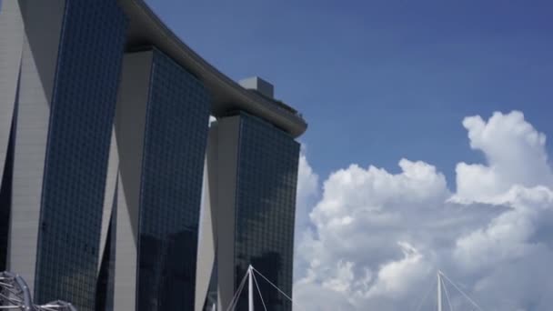 01 Dec 2014, Singapore, Singapore: Panning uitzicht vanaf Marina Bay Sands Hotel aan Singapore landschap — Stockvideo