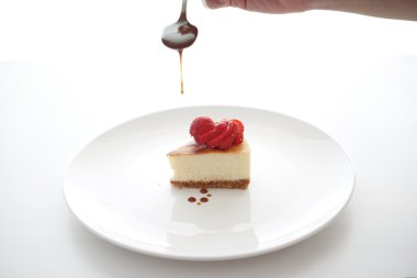 Küçük dilim cheesecake büyük bir plaka üzerinde