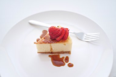 Küçük dilim cheesecake büyük bir plaka üzerinde