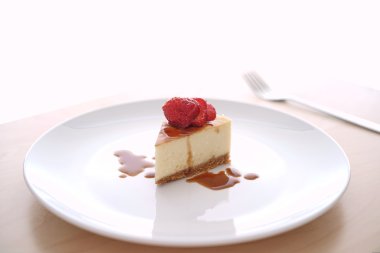 Küçük dilim cheesecake büyük bir plaka üzerinde