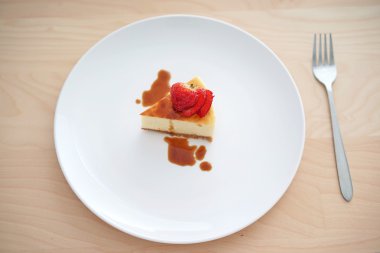 Küçük dilim cheesecake büyük bir plaka üzerinde