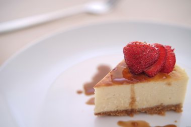 Küçük dilim cheesecake büyük bir plaka üzerinde