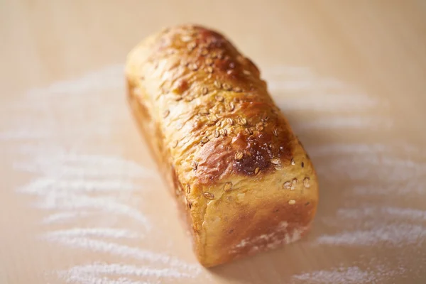 A loaf of freshly baked wholemeal bread — Stock Photo, Image