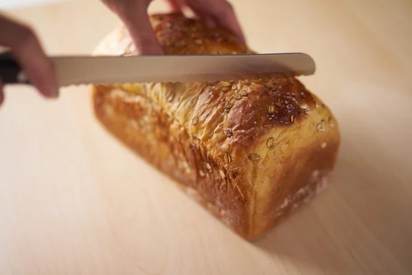 Готовлюсь нарезать хлеб из цельной муки — стоковое фото