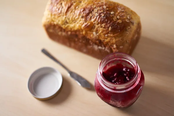 Freshly baked bread with strawberry jam — Stock Photo, Image