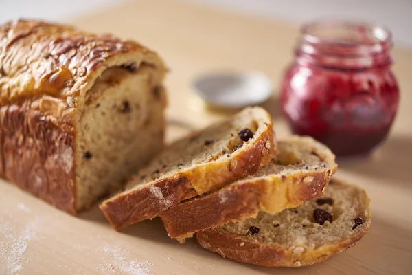 Подача на завтрак или чай с нарезанным хлебом — стоковое фото