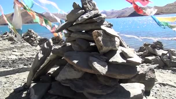 Kystlinjen ved Yamdrok Lake, Tibet, Kina – Stock-video