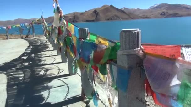 Shoreline-sjön Yamdrok, Tibet, Kina — Stockvideo