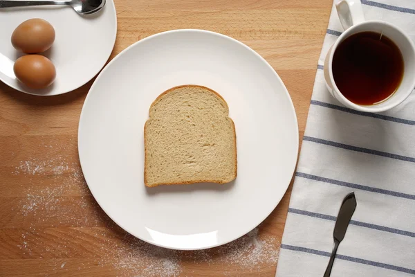 Cena de uma mesa de café da manhã com alimentos básicos — Fotografia de Stock