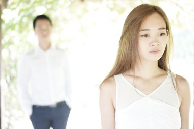 Mutsuz bir ilişki içinde Asya çift