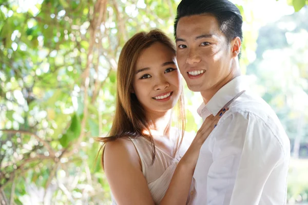 Aziatische paar verliefd in highkey — Stockfoto