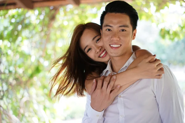 Asiático casal em um relacionamento feliz — Fotografia de Stock