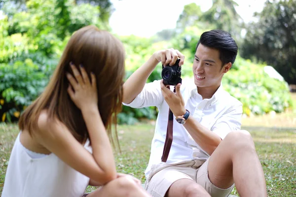 Feliz namoro casal piquenique ao ar livre com câmera — Fotografia de Stock