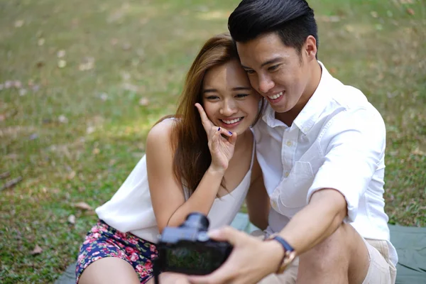 Gelukkig dating paar buiten picnic met camera — Stockfoto