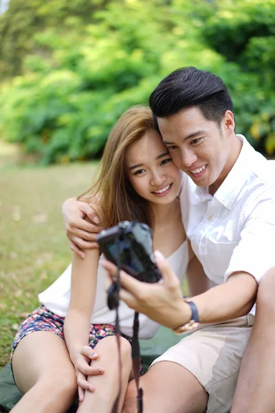 Happy dating couple outdoor picnic with camera — Stock Photo, Image