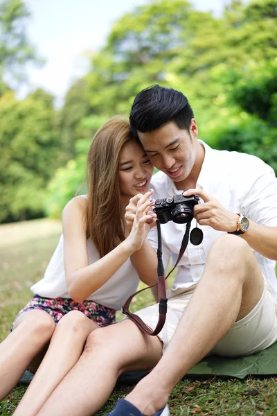 Happy dating couple outdoor picnic with camera — Stock Photo, Image