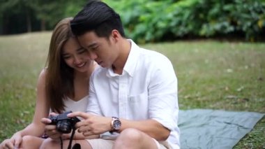 Kendi selfies alarak Asya çift açık piknik