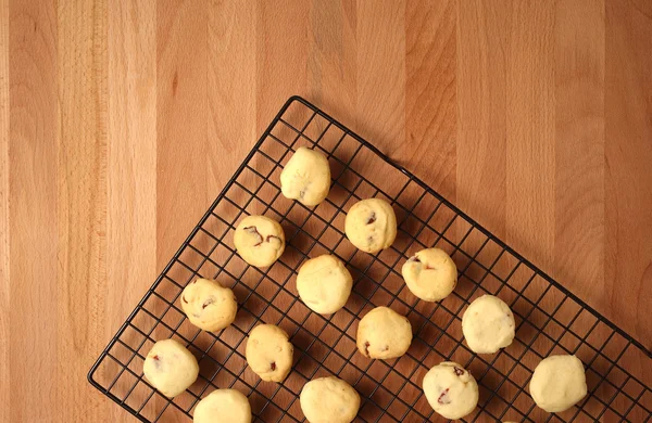 Biscoitos recém-assados em uma bandeja servida na mesa da cozinha — Fotografia de Stock