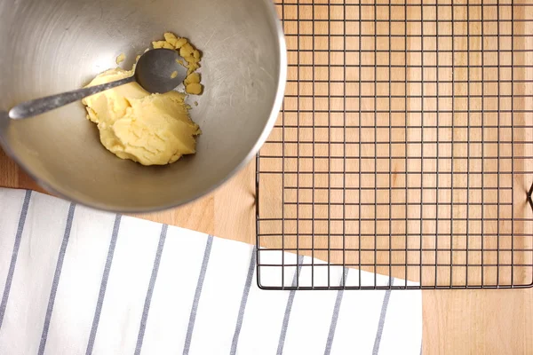 Vista superior de uma mesa de cozinha com utensílios de cozinha — Fotografia de Stock