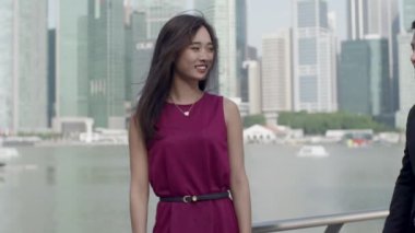 Ağır çekimde gülümseyen kız Asya adam