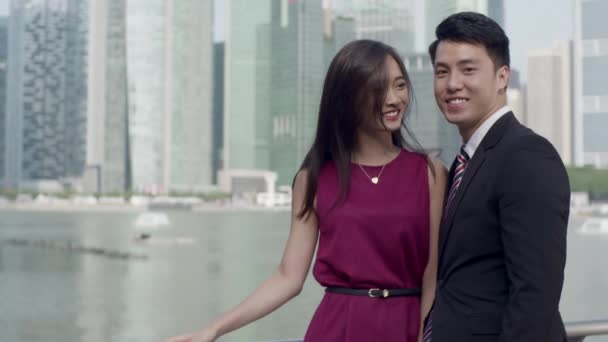 Asiático casal em negócios traje câmera lenta — Vídeo de Stock