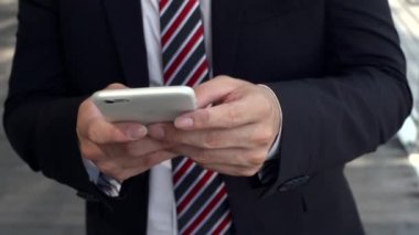 Asya genç adam manifatura onun akıllı telefon