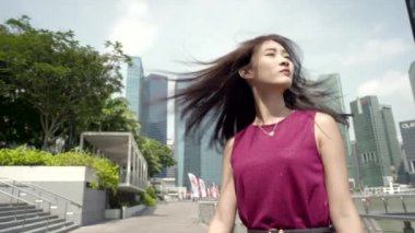 Genç Asyalı kız ağır çekimde güvenle açık yürüyüş