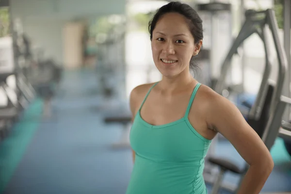 Asiatisk kvinna keepng passar i gym — Stockfoto