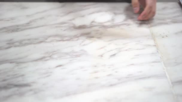 Крупным планом пекаря, делающего круассан из муки — стоковое видео