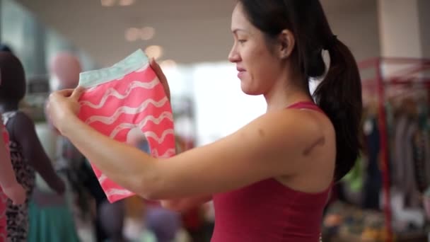 Asiático chinês jovem mãe para ser compras para bebê itens — Vídeo de Stock