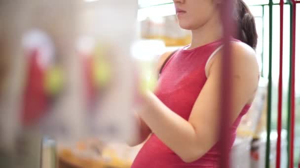 Asiático chino joven madre a ser compras para bebé artículos — Vídeo de stock