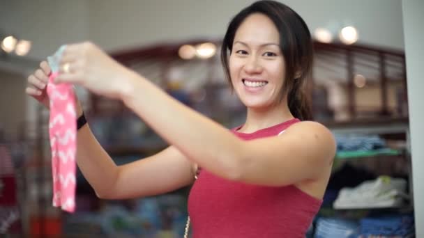 Asiático chinês jovem mãe para ser compras para bebê itens — Vídeo de Stock