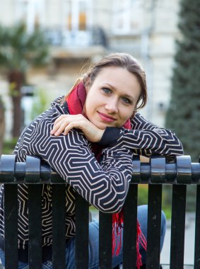 Kırmızı fularlı kadın portre