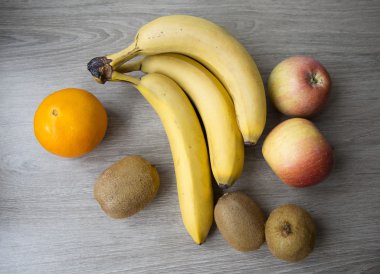 Meyveler masanın üzerinde. Bahar günü