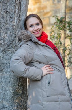 tree yakınındaki Kırmızı fularlı kadın portre