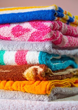 iş parçacığı ve makas masada, dikiş seti