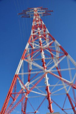 Çürük ve Weisser Strommast gegen blauen HImmel