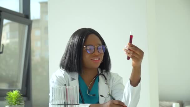 Afrikanische Wissenschaftlerin Ärztin beim Bluttest im Labor. Covid-19-Test — Stockvideo