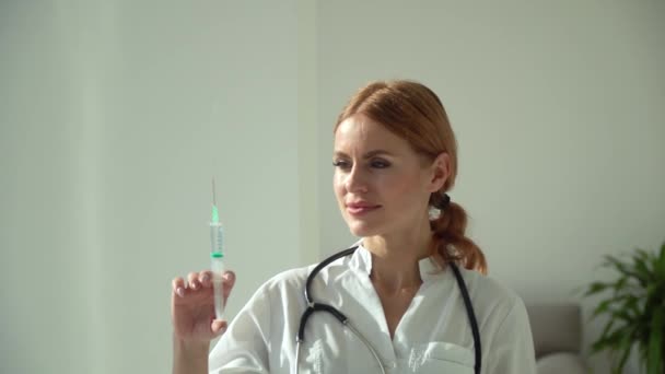 Kaukasische Ärztin bereitet Spritze für Injektion in moderner Klinik vor — Stockvideo