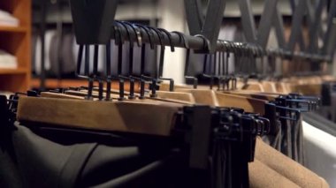 Yeni koleksiyonun ceketleri ve pantolonlarıyla birlikte lüks erkek takım elbise butiklerinin içinde. Erkek giyim mağazası