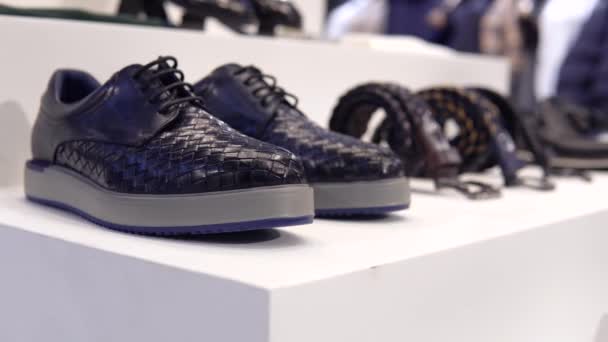 Showcase nieuwe schoenen in een luxe herenkleding en pak boetiek. Kleding voor heren winkel — Stockvideo