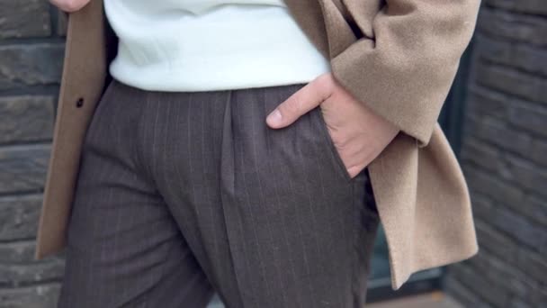 Close-up af en flot forretningsmand i brun frakke på murstensvæg baggrund – Stock-video